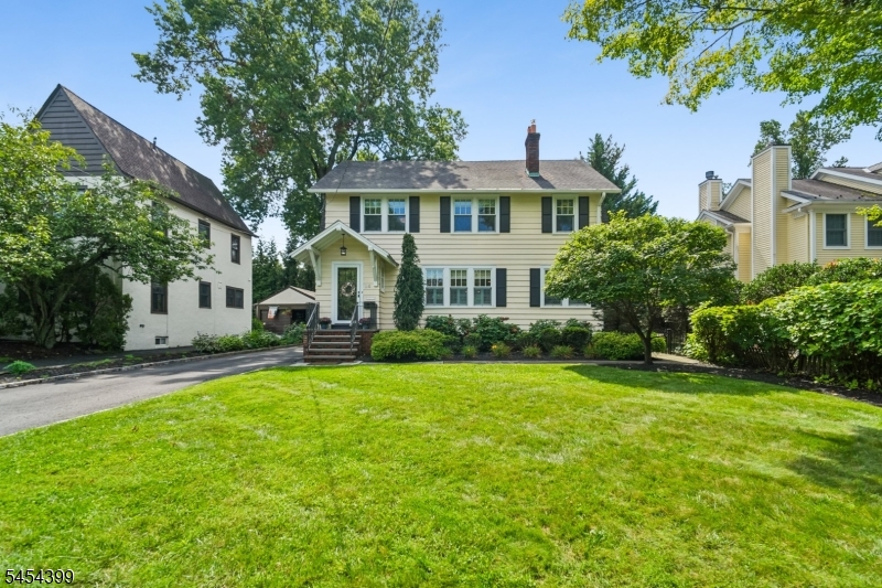 24 Beekman Ter Property Photo 1