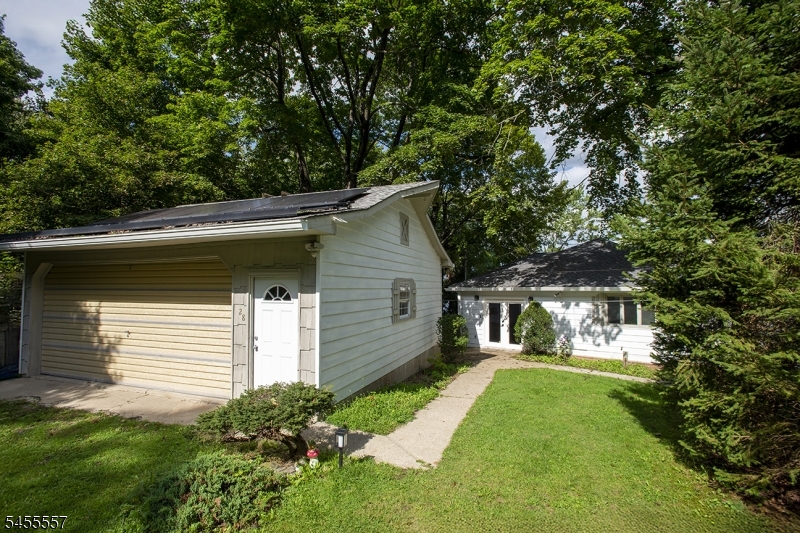 28 Laketop Dr Property Photo 3