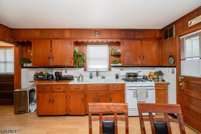 25 Broad Ter Property Photo 8