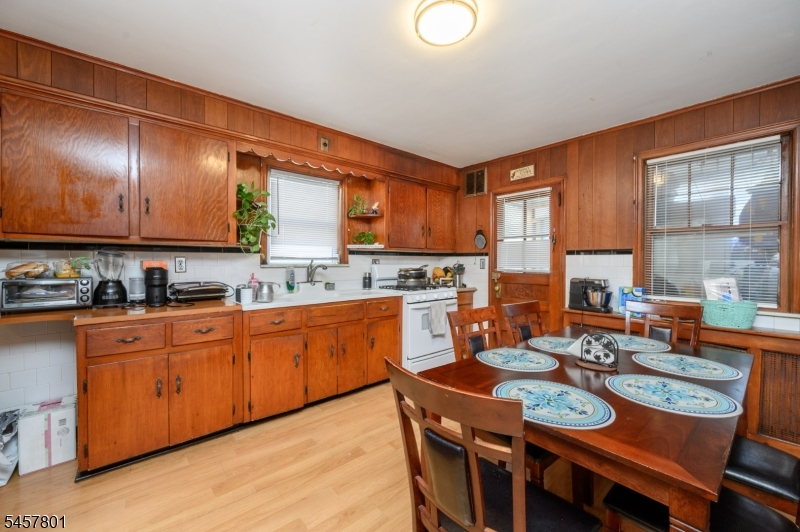 25 Broad Ter Property Photo 9
