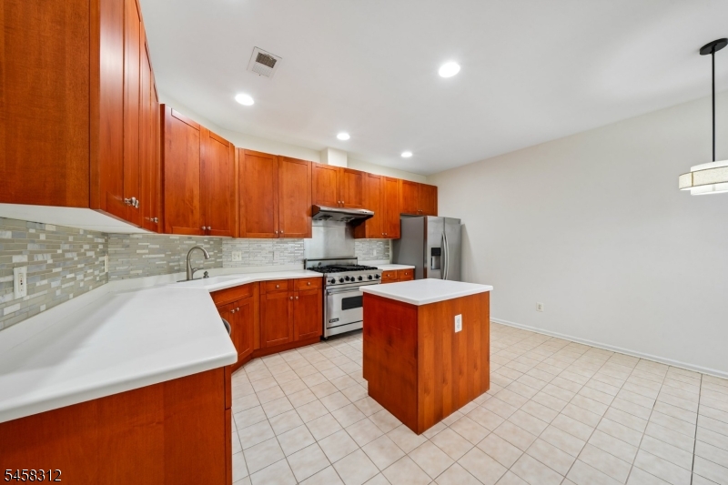 611 Binghampton Ln Property Photo 13