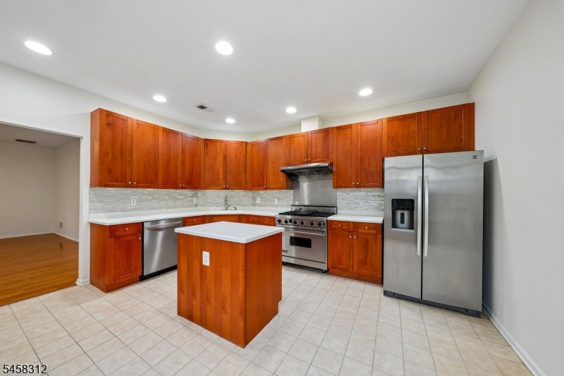611 Binghampton Ln Property Photo 15