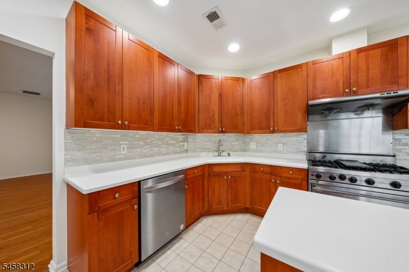 611 Binghampton Ln Property Photo 16