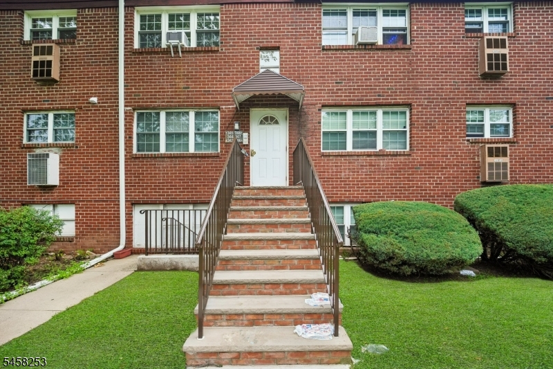 345 College Dr Property Photo 1
