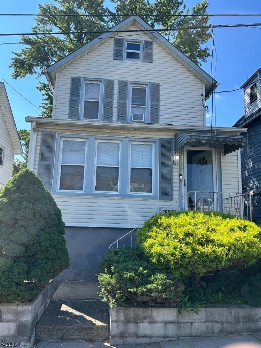638 Meadow St Property Photo 2