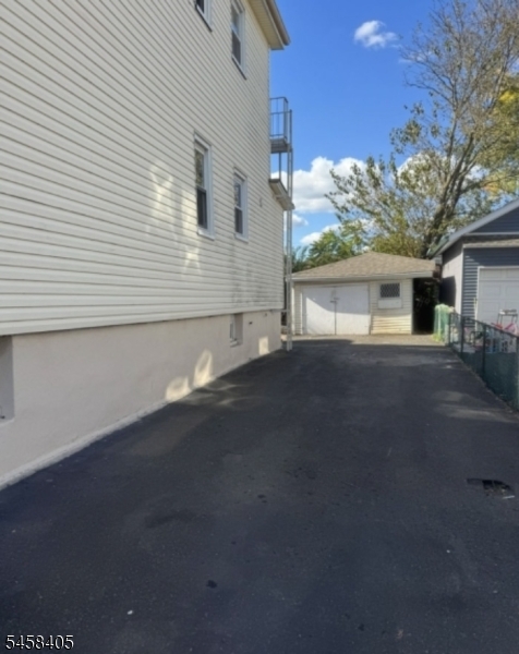 118 Irene St Property Photo 6
