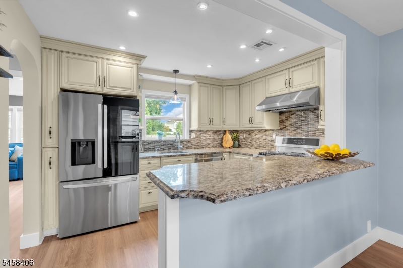 478 Whitewood Rd Property Photo 15