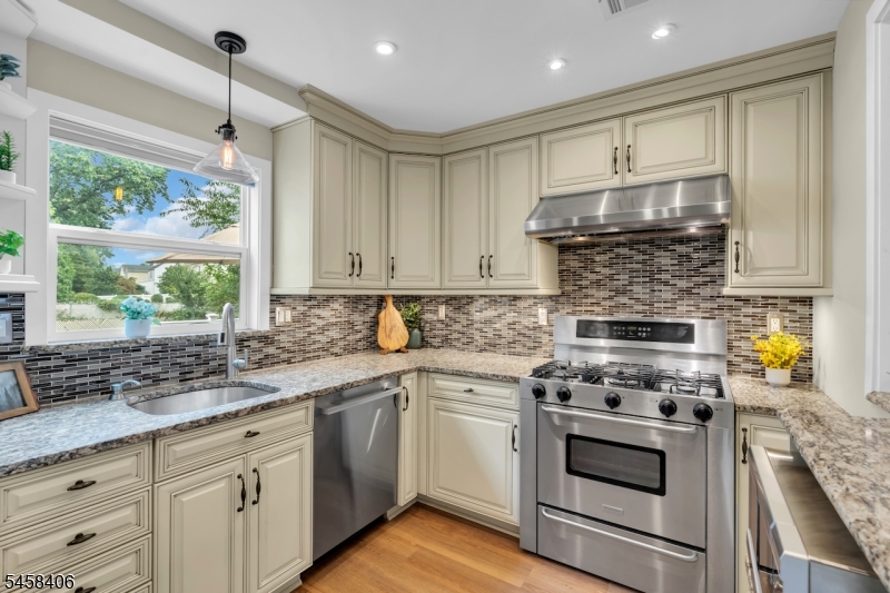 478 Whitewood Rd Property Photo 16