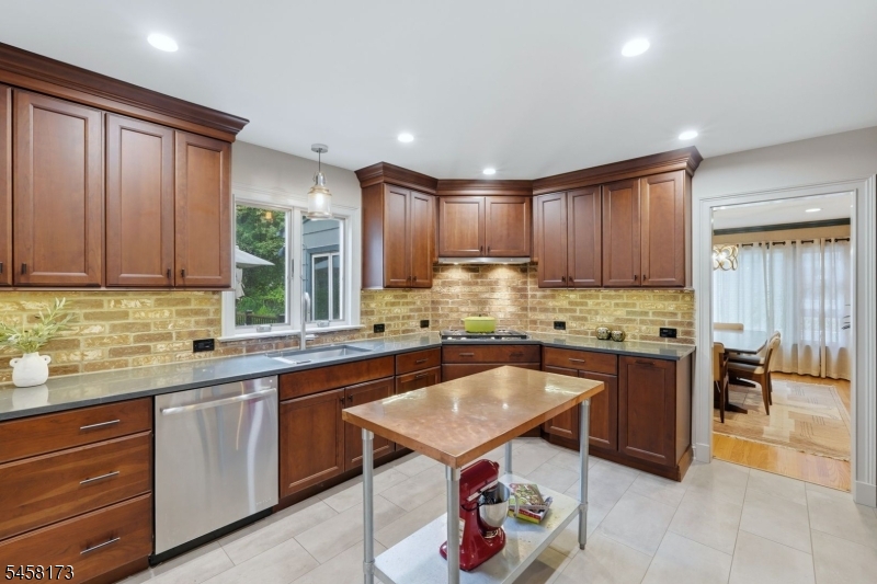 363 Irving Ave Property Photo 15