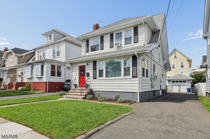 32 Barrington Ave Property Photo 1