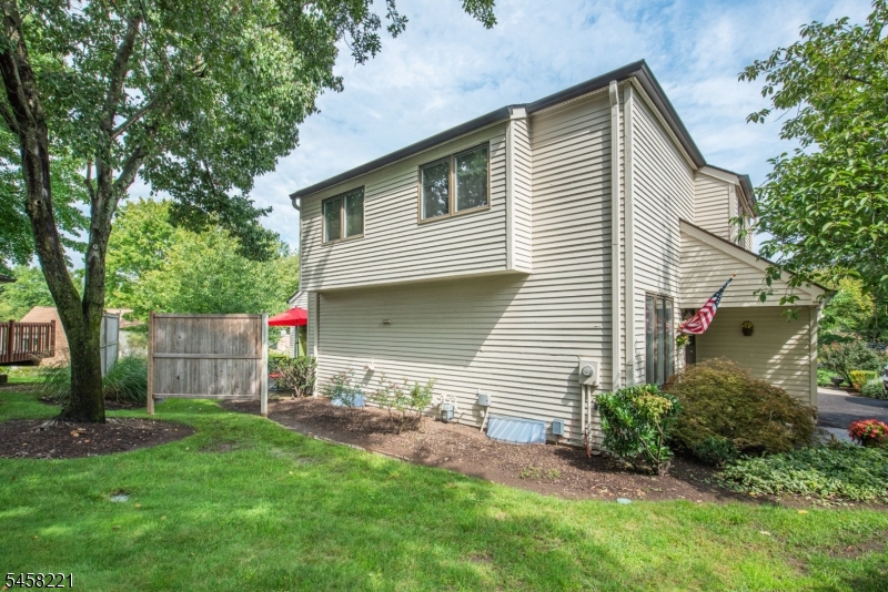 45 Stonegate Dr Property Photo 3