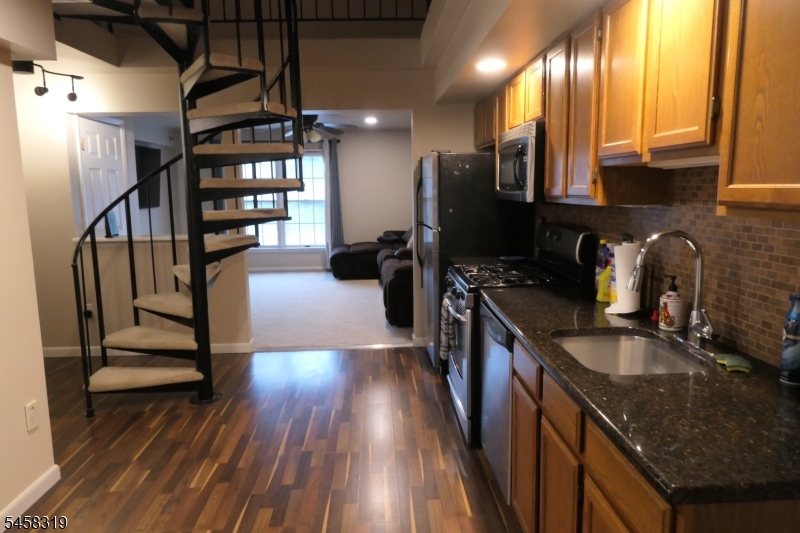 6 Oak St Property Photo 1