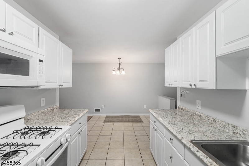 209 Spruce Hills Dr Property Photo 10
