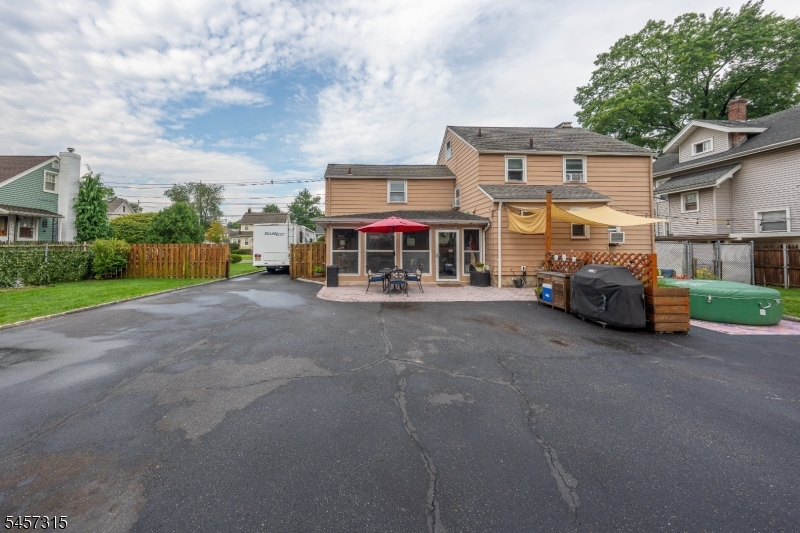 719 Locust St Property Photo 3
