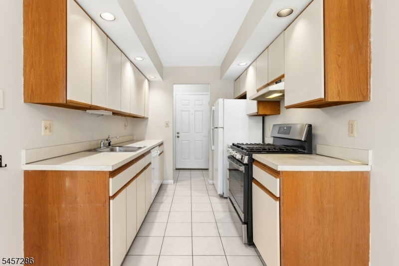 9 Sentinel Ct E Property Photo 5