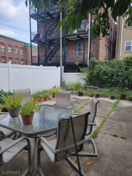 581 N 7th St Property Photo 24