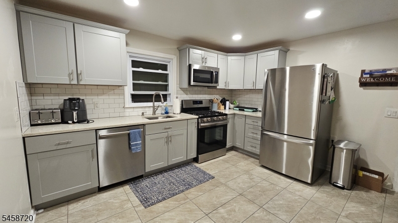 106 Burnside Ave Property Photo 1