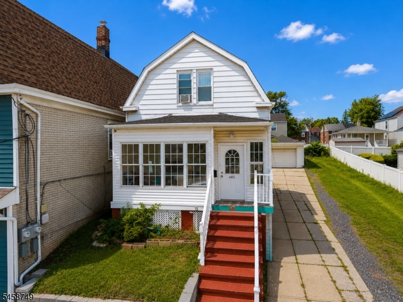 685 Raritan Ave Property Photo 1
