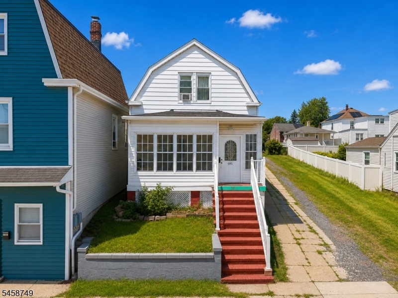 685 Raritan Ave Property Photo 2