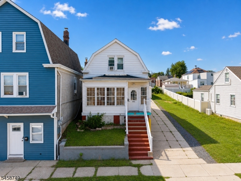 685 Raritan Ave Property Photo 3