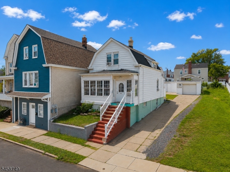 685 Raritan Ave Property Photo 4