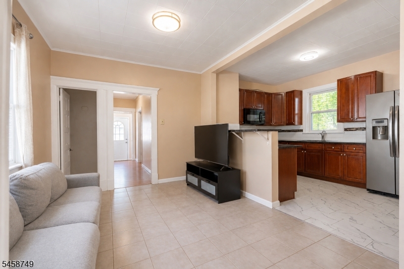 685 Raritan Ave Property Photo 9
