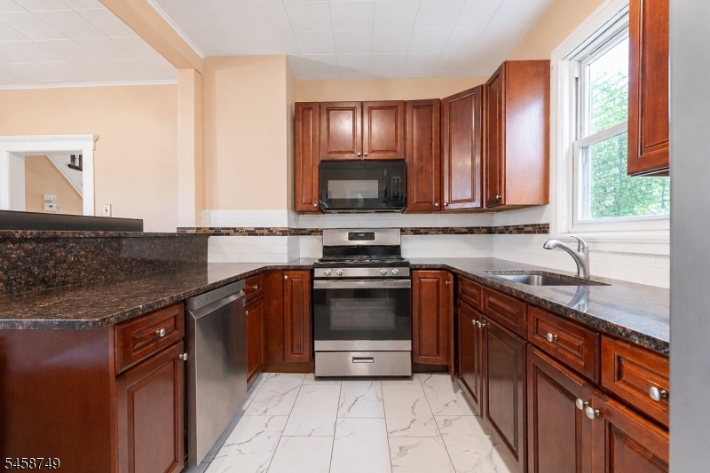 685 Raritan Ave Property Photo 10