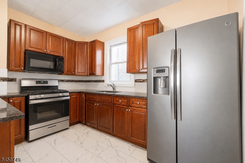 685 Raritan Ave Property Photo 11