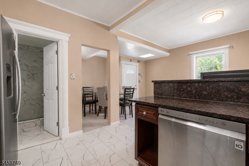 685 Raritan Ave Property Photo 12