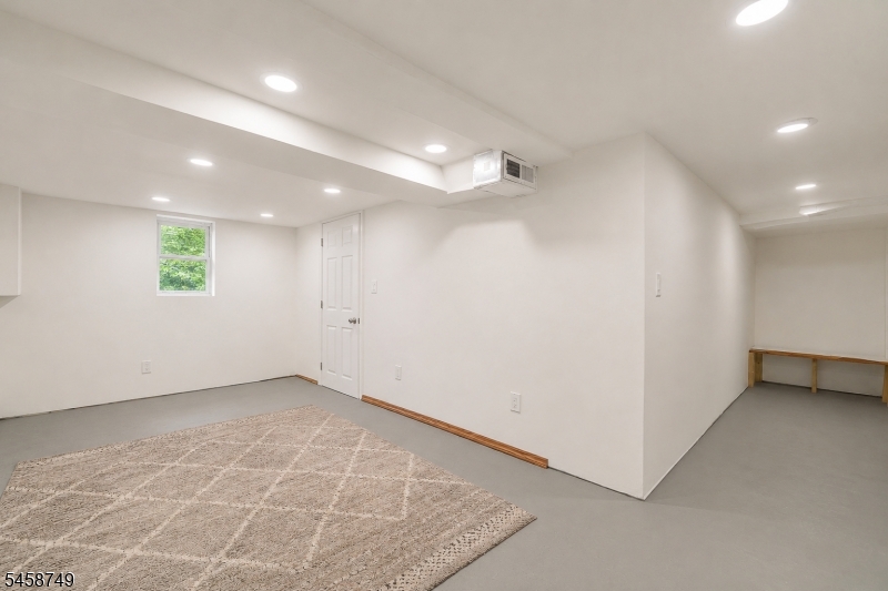 685 Raritan Ave Property Photo 18