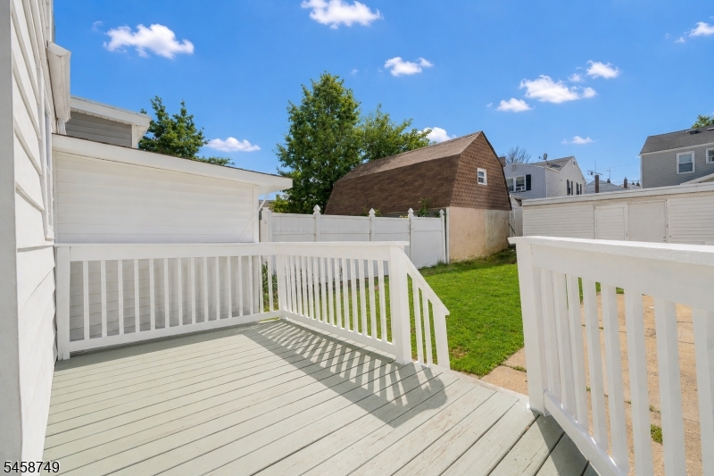 685 Raritan Ave Property Photo 21