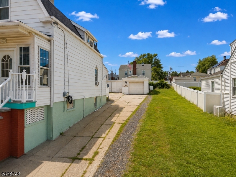 685 Raritan Ave Property Photo 23