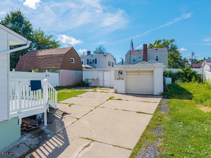 685 Raritan Ave Property Photo 24