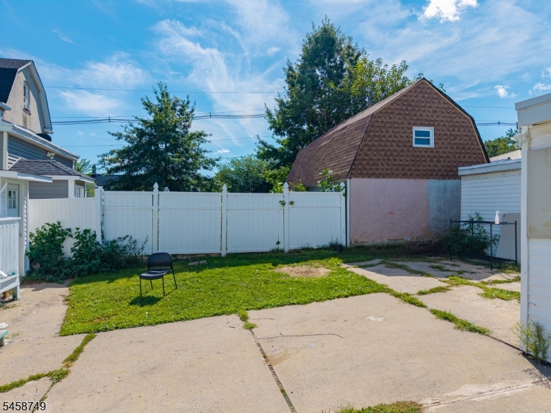 685 Raritan Ave Property Photo 26