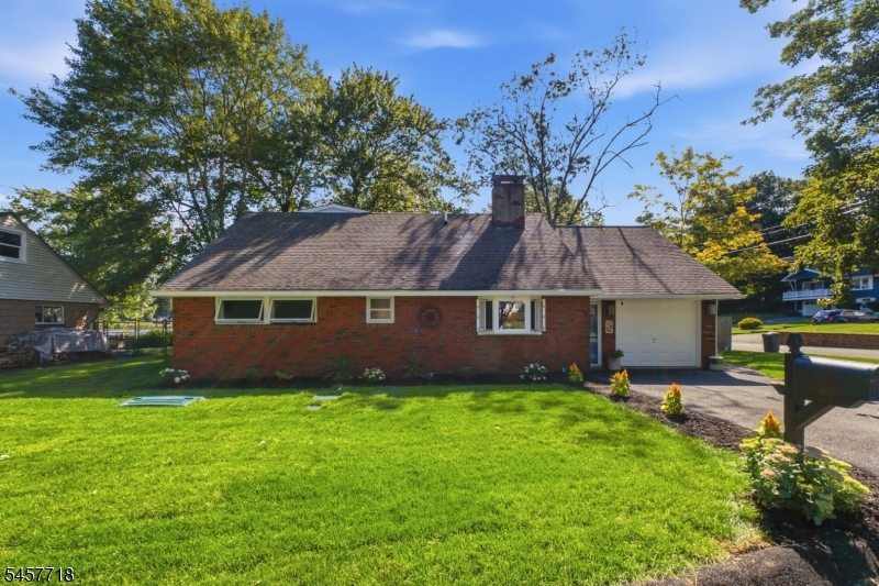 49 Oslo Dr Property Photo 1