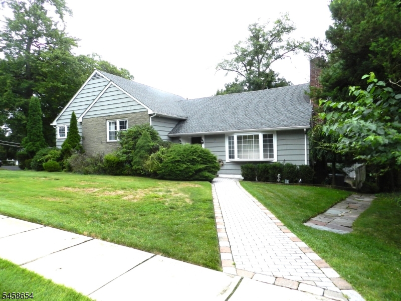 2 Koewing Pl Property Photo 1