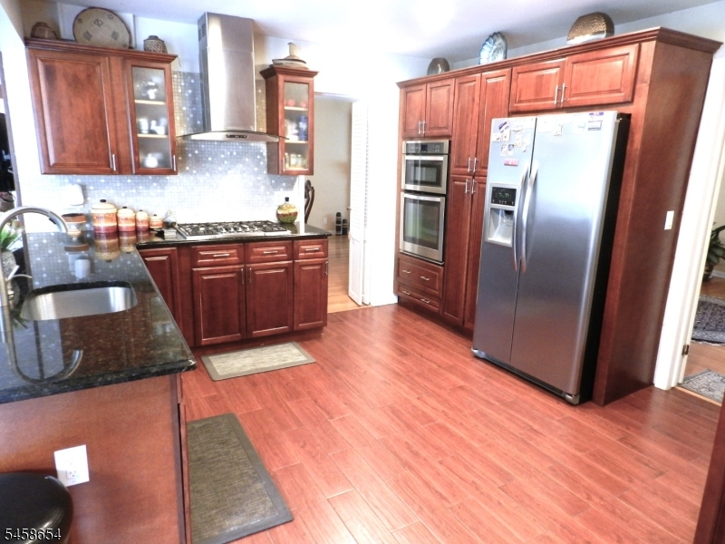 2 Koewing Pl Property Photo 5