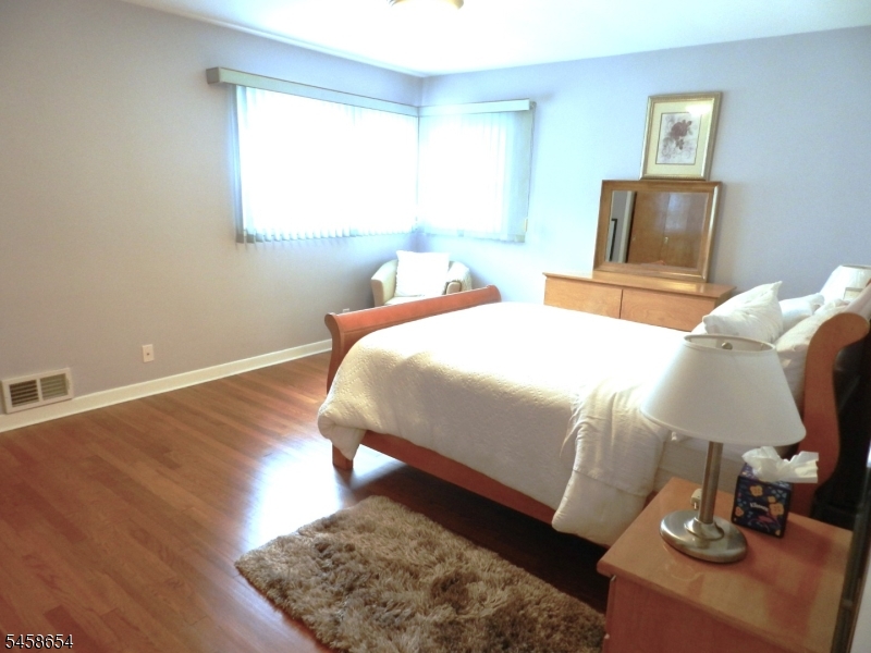 2 Koewing Pl Property Photo 13