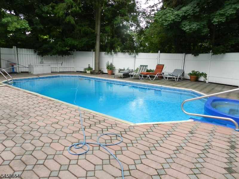 2 Koewing Pl Property Photo 33