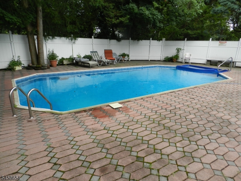 2 Koewing Pl Property Photo 34