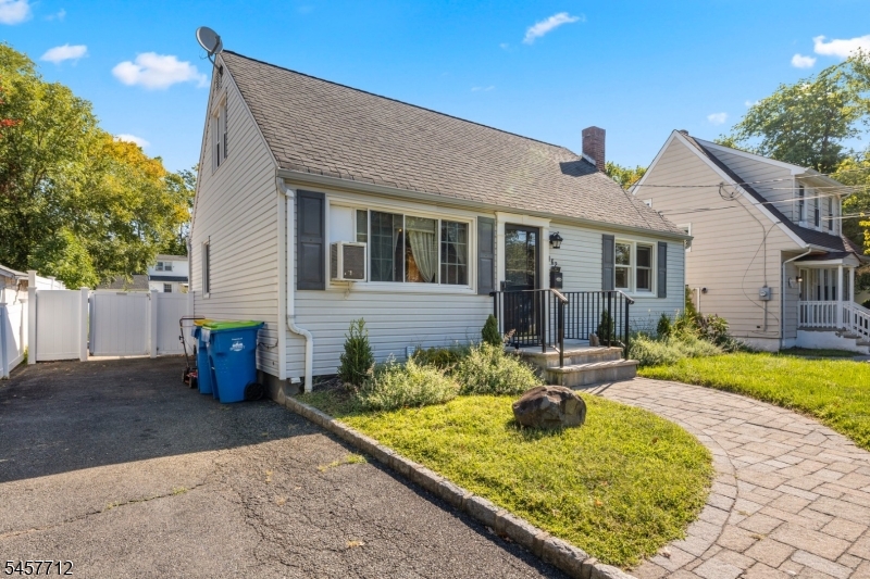 162 Harding Ave Property Photo 3