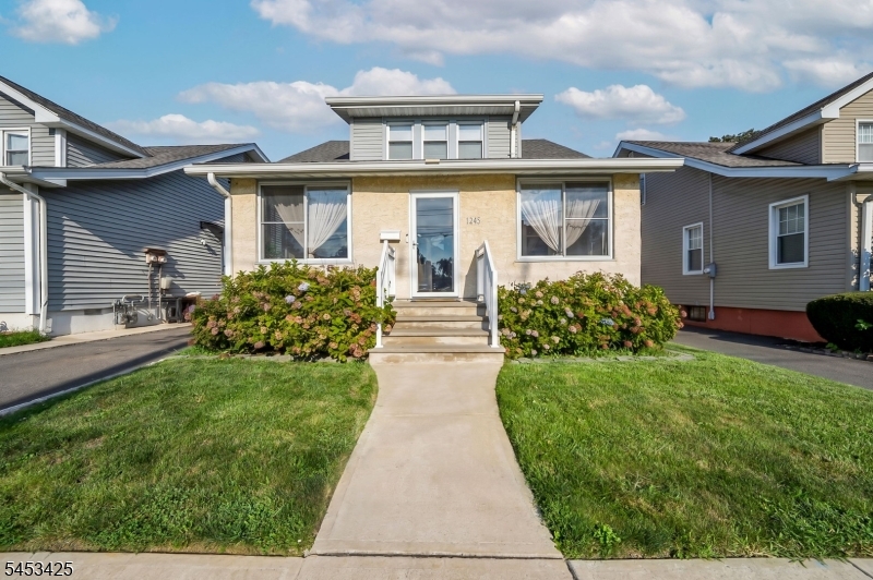 1245 Oakland Ave Property Photo 1
