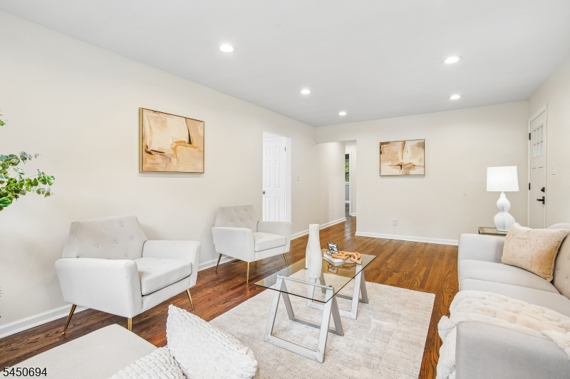 60 Flower Ave Property Photo 3