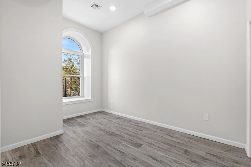 90 Broadway 4 Property Photo 6