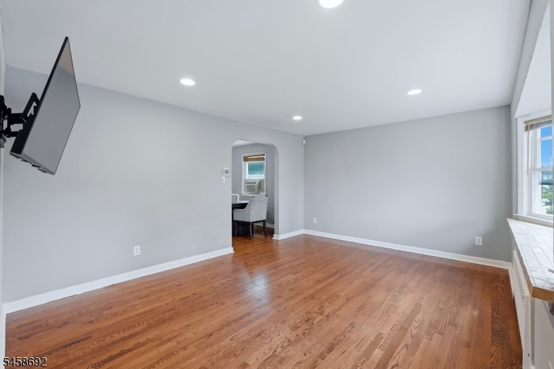 635 Robinson Ter Property Photo 8