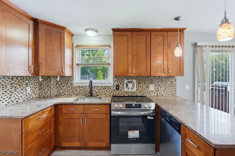 635 Robinson Ter Property Photo 11