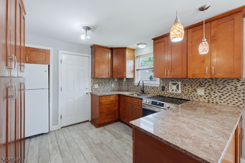 635 Robinson Ter Property Photo 12