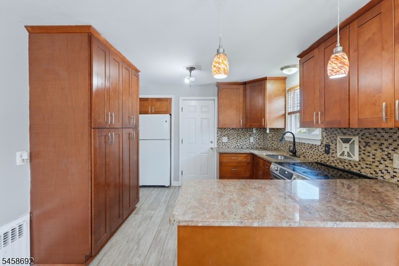 635 Robinson Ter Property Photo 13