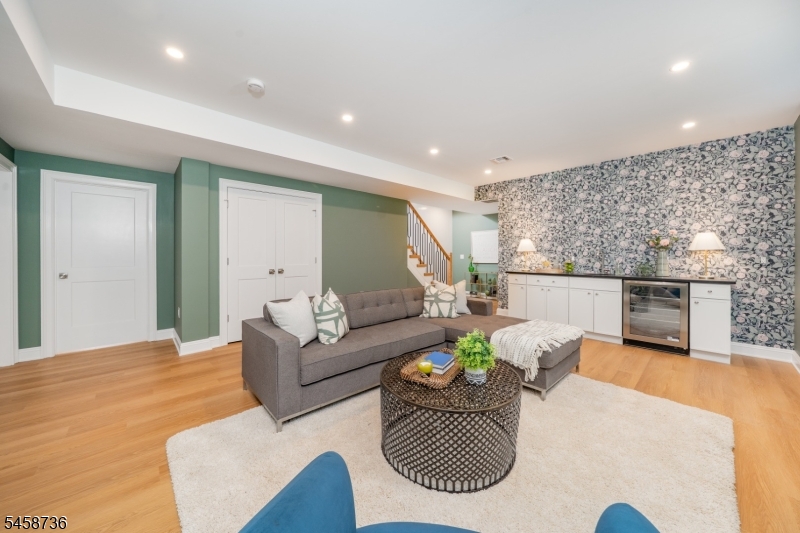 14 Holmes Oval Property Photo 4