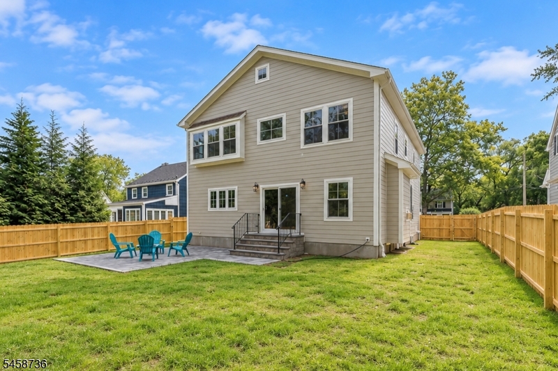14 Holmes Oval Property Photo 8